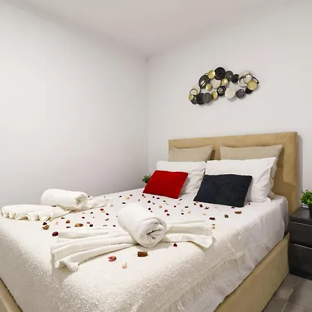 Spacious Flat With Garden דירה *