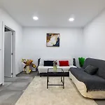 Spacious Flat With Garden 아파트
