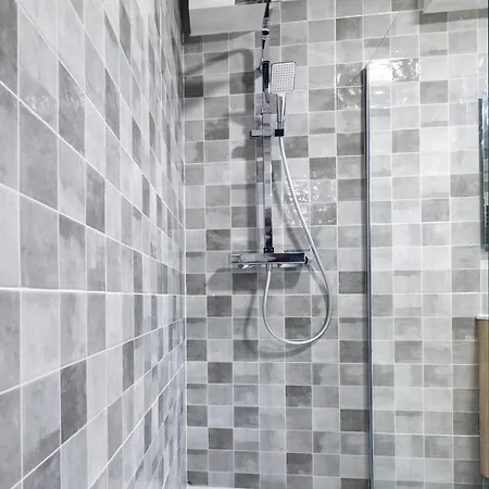 Apartman Spacious Flat With Garden *